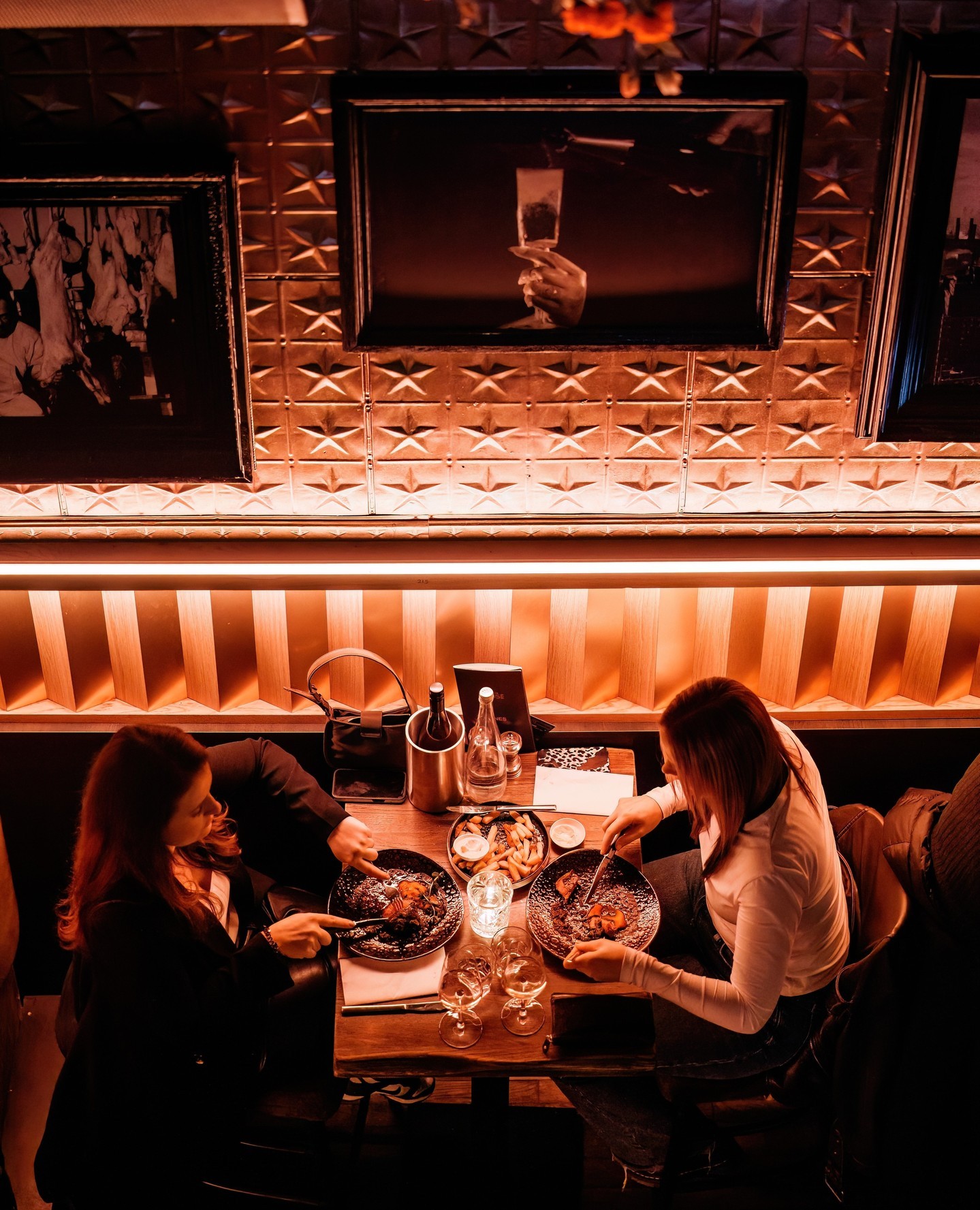 Looking all cute and cozy π₯° Don't you just want to take your date here? Secure your spot at Steak Club Leidse via link in bio!