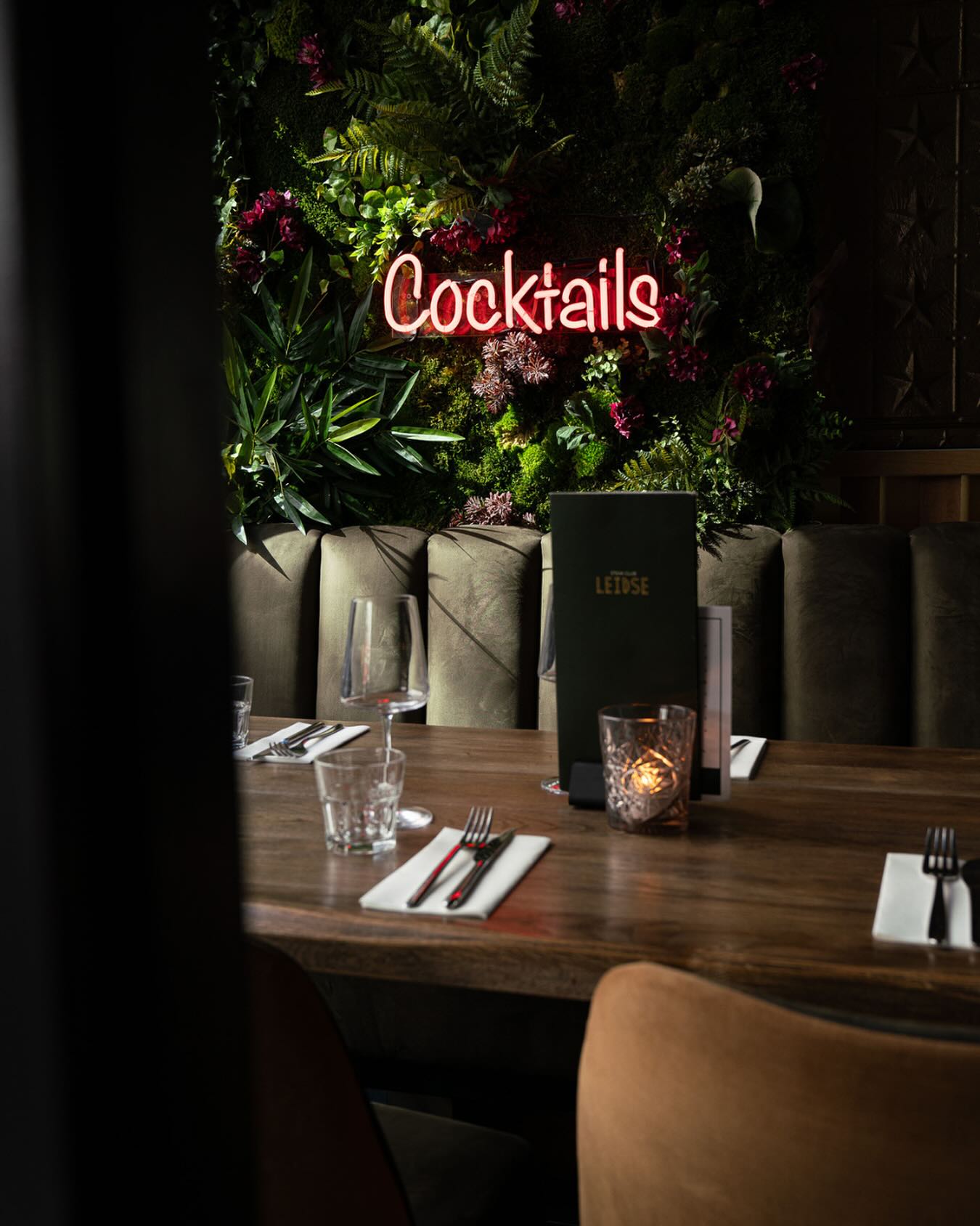 Vibes, ambiance, and the perfect cocktails under soft lighting. Let the cozy atmosphere of Steak Club Leidse wrap around you, where every detail matters.
#leidseplein#amsterdam#steakamsterdam#dinneramsterdam#cocktailamsterdam#steakclubleidse#foodamsterdam