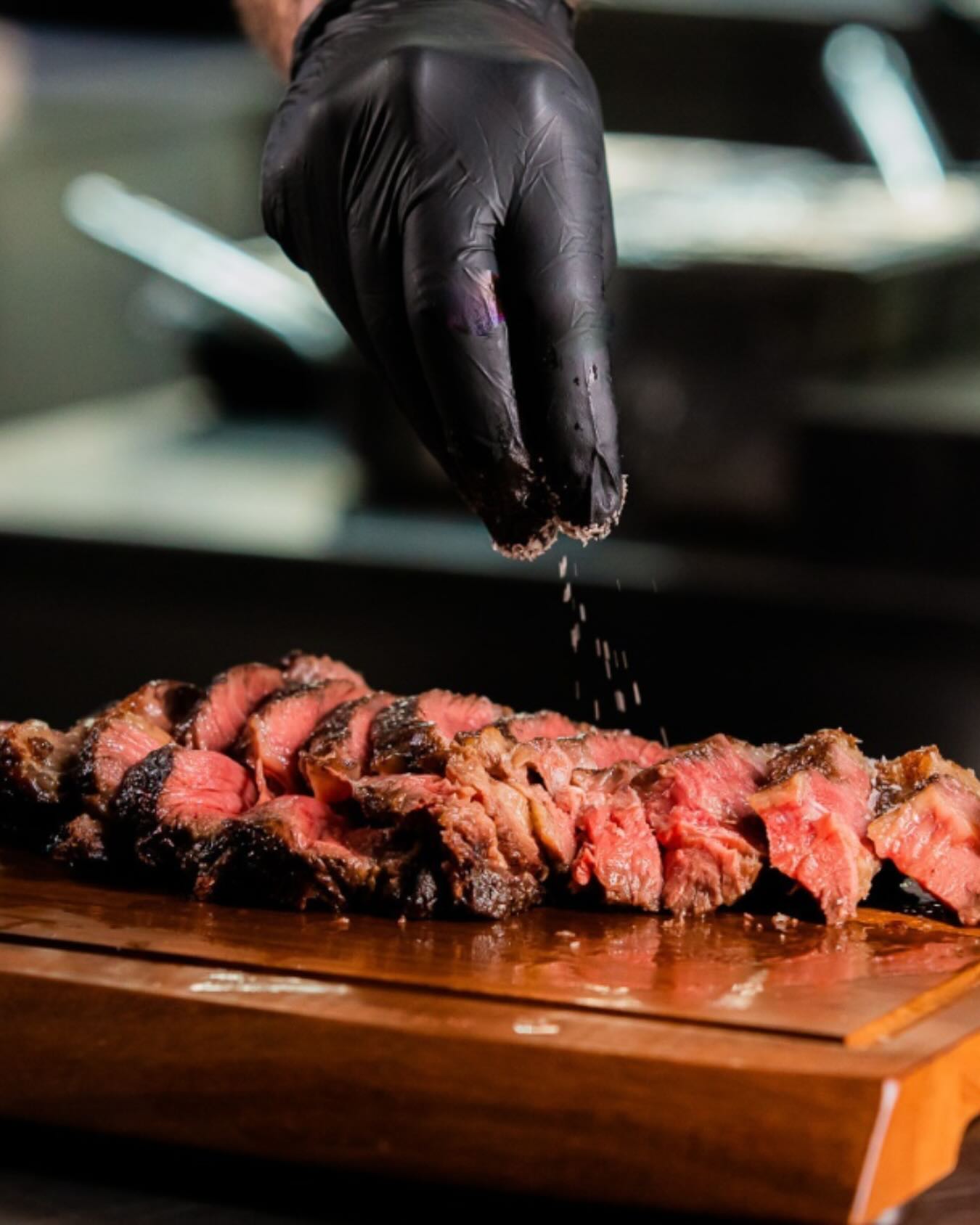 Seasoned to perfection. Watch as we bring out the flavors, one sprinkle at a time.
#leidseplein#amsterdam#whattodoinamsterdam#steakdinner#food#tourguideamsterdam#dinneramsterdam